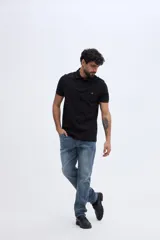 Remera polo verde militar de algodón pima, con cuello y puños acanalados, cierre frontal de tres botones y pequeño bordado de ave en el pecho.
