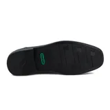 Zapato de vestir negro, sin cordones, con elástico en los laterales y suela de goma.