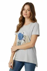 Remera de algodón gris con cuello redondo y mangas cortas. Presenta un estampado frontal con formas abstractas y motivos botánicos en tonos azul, beige y verde.