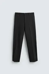 Pantalón de vestir regular fit color negro, confeccionado en tejido con mezcla de lana y elasticidad. Cuenta con cintura elástica, bolsillos frontales, bolsillos traseros de vivo con botón, y cierre frontal con cremallera y botón.
