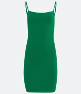 Vestido corto color rosado, de escote recto, con breteles finos y confeccionado en algodón con elastano.