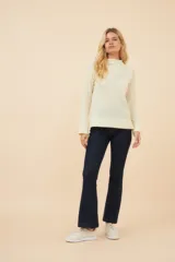 Sweater color crudo de lana fina sin teñir, con cuello alto y mangas largas. Diseño exclusivo de Don Baez, hecho en Uruguay.