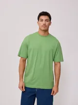Remera verde de corte holgado y mangas cortas.