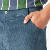 Pantalón de pana azul con corte recto y detalles de costuras reforzadas en las rodillas.
