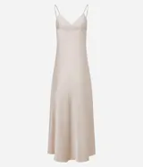 Vestido largo (midi) color beige claro, estilo slip dress, con escote en V y breteles finos ajustables. Presenta un recorte sutil en el área del busto.