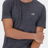 Remera deportiva New Balance de manga corta, color gris oscuro jaspeado, con cuello redondo y logo NB reflectante en el pecho.