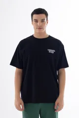 Remera negra de algodón con cuello redondo y mangas cortas. Estampado en la espalda con personajes de dibujos animados sosteniendo fajos de billetes y texto "VERNAL CLUB HORRIBLPARTY".