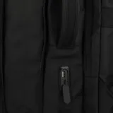 Mochila unisex de diseño minimalista y funcional, color negro, con múltiples compartimentos con cierre y logo de la marca Merrell grabado en el frente.