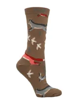 Medias de caña media color marrón con estampado de animales del bosque, incluyendo zorros, lobos y aves.