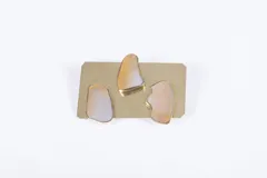 Aplique para vestido en bronce con incrustaciones de nácar.