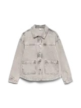 Campera de denim estilo shacket en color azul claro, con cuello clásico, cierre frontal con botones metálicos y amplios bolsillos frontales aplicados.