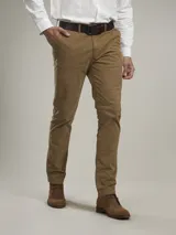 Pantalón de gabardina azul marino, corte slim fit, con bolsillos laterales y traseros.