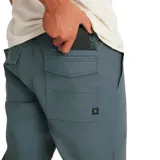 Pantalón de gabardina azul con bolsillos tipo cargo y ruedo con dobladillo.