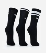 Kit de tres pares de medias deportivas Puma de caña larga, color blanco con detalles en negro. Incluye logo de la marca y diseño con rayas en la parte superior.
