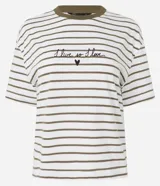 Remera de corte boxy fit, con diseño a rayas horizontales en color blanco y verde oliva. Presenta cuello redondo en contraste, mangas cortas y un bordado frontal con la frase 'I live so I love' acompañada de un pequeño corazón.