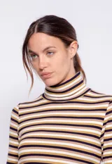 Polera de manga larga con cuello alto, confeccionada en tejido de punto con diseño de rayas horizontales en blanco y negro.