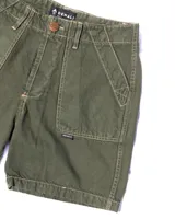 Bermuda color verde militar, de jean, con dos bolsillos frontales tipo parche, costuras a contratono y botones de cobre.