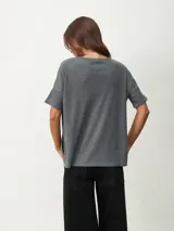 Remera de tejido tipo waffle, color gris oscuro, con cuello redondo y mangas cortas con dobladillo.