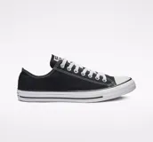 Championes urbanos Converse Chuck Taylor All Star OX, color negro con detalles en blanco.
