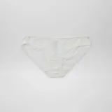 Pack de tres braguitas de algodón con detalles de encaje en los bordes. Incluye una braguita gris oscuro, una blanca y una lila.