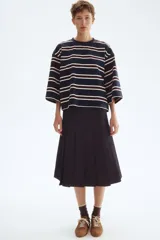 Remera de manga tres cuartos con corte holgado, confeccionada en punto de algodón pesado. Presenta un patrón de rayas horizontales en azul marino, blanco y granate, con cuello redondo ribeteado acanalado y hombros caídos.