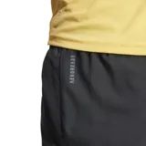 Short de running Adidas Adizero Essentials color negro, con cintura elástica y cordón de ajuste. Confeccionado en tejido liviano AEROREADY de poliéster reciclado, incluye calzoncillo interior de malla.