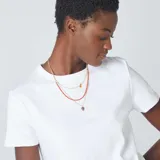 Camiseta blanca de algodón de corte clásico y manga corta.