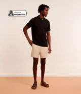 Remera polo de manga corta confeccionada en algodón peruano, con cuello tradicional y cierre frontal de botones.