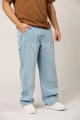 Jean baggy para hombre, color celeste claro, de corte holgado estilo cargo con bolsillos laterales y refuerzos en las rodillas.