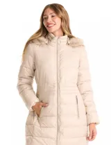 Campera puffer larga con diseño capitoneado, cierre frontal completo, bolsillos laterales con cierre y capucha desmontable con borde de piel sintética.
