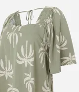 Blusa verde militar con estampado de cocoteros en tono claro, de mangas corta tipo godê y escote cuadrado con detalles fruncidos.