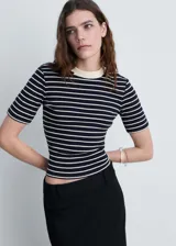 Camiseta de manga corta con diseño a rayas horizontales en azul marino y blanco. Presenta cuello redondo con ribete en contraste color crema y corte ajustado al cuerpo.