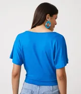 Blusa corta de viscose color azul eléctrico, con escote en V cruzado y mangas cortas amplias. Marca Blue Steel.