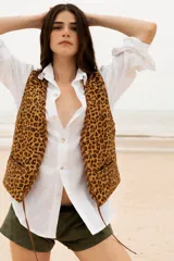 Chaleco de sastre con estampado animal print de leopardo en el frente y espalda de lino. Presenta detalles de pasamanería en cuero y cordones laterales.