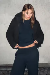 Anorak de corte corto y diseño minimalista, color negro. Cuenta con capucha integrada, cierre frontal con cremallera termosellada, bolsillos laterales con cierre y puños interiores elásticos. Posee acolchado interior y propiedades resistentes al agua y al viento.
