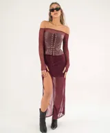 Falda midi de tul color borgoña con estampado de rosas y tajo lateral.