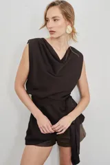 Vestido corto sin mangas color marrón, con cuello buche y lazo ajustable en la cintura.