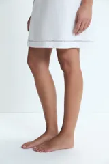 Camisón corto de algodón color blanco, con cuello redondo, cierre frontal parcial con botones y detalle de calado en mangas y ruedo.