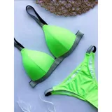 Conjunto de bikini United modelo H50408, color blanco con detalles de tiras plateadas con brillo. El corpiño es de diseño triangular y la bombacha es de tipo tanga.