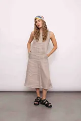 Vestido largo de lino color visón, con cuello redondo y sin mangas.