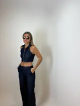 Pantalón de jean azul oscuro de corte recto.