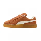 Championes Puma modelo Suede XL, color azul vibrante con detalles en blanco. Presentan un diseño clásico de gamuza con cordones anchos, suela de goma texturizada y el logo de la marca en dorado en el lateral.
