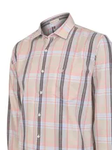 Camisa de manga larga con diseño de cuadros tartán en tonos beige, rosado y azul. Presenta cuello clásico, cierre frontal con botones, puños abotonados y un bolsillo en el pecho con el logo de la marca bordado.