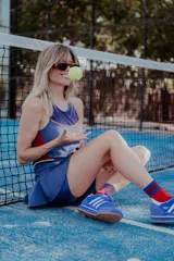 Musculosa deportiva verde con detalles en blanco.