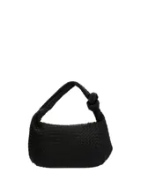 Cartera tipo hobo de Hush Puppies en color negro, confeccionada con diseño trenzado. Presenta un asa única con detalle de nudo lateral y placa metálica pequeña con el logo de la marca en la parte inferior frontal.