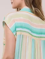 Camisa sin mangas de gasa estampada a rayas verticales en tonos verde, amarillo y rosado, con cuello con solapa, cierre frontal con botones y bolsillo aplicado en el pecho.