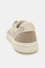 Zapatilla deportiva de diseño urbano con detalles a contraste de color y texturas. Presenta pespuntes decorativos, cierre con cordones, punta redonda y suela engomada.