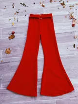 Pantalón oxford rojo de crepé, tiro alto con presillas y cinturón con hebilla metálica circular.