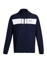 Campera cortavientos Under Armour con capucha, cierre frontal completo y diseño de bloques de color azul marino y blanco. Presenta el logo de la marca en el pecho, bolsillos laterales con cierre y puños elásticos.