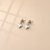 Aros tipo caravana con diseño colgante de corazón liso y brillante, con cierre de presión.
